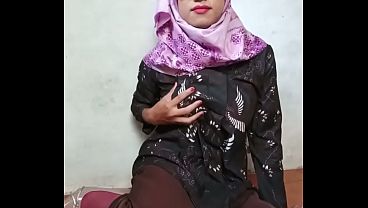 Hijab Shemale Sucks A Dildo And Masturbating