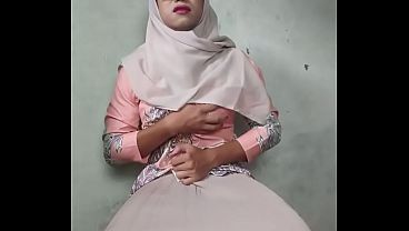 Big tit hijab shemale masturbates